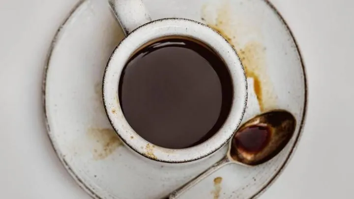 La avvelena con la candeggina nel caffè, la moglie lo smaschera con una telecamera
