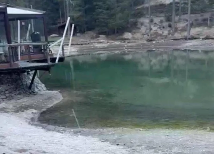 Lago Ghedina, il titolare del ristorante sulla riva: 