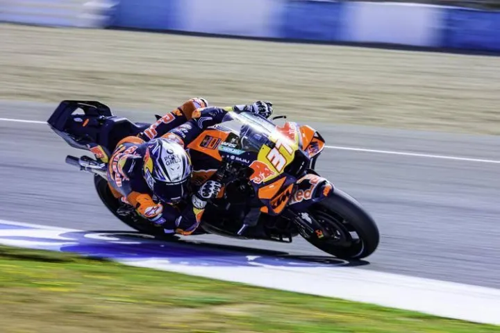 MotoGp, a Barcellona Acosta in pole davanti a Morbidelli. Lontani Bezzecchi e Bagnaia