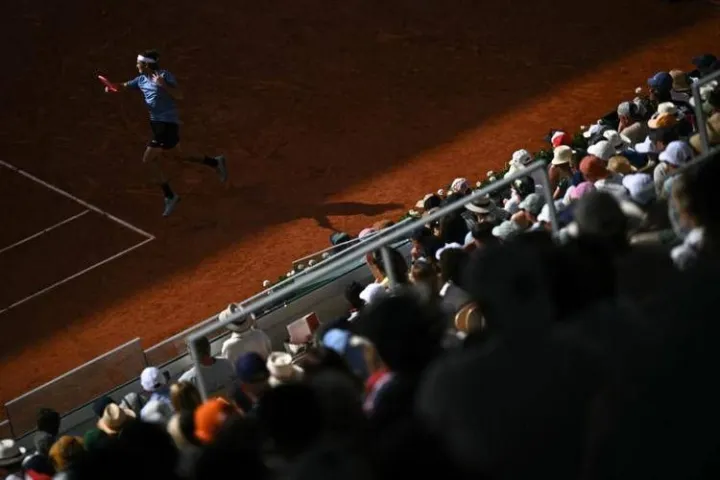 Roland Garros, è tornato il coro che 'disturba' i tennisti: 