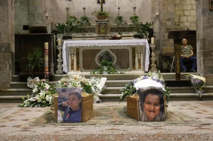 L'ultimo saluto a madre e figlio uccisi a fucilate, Camaiore si stringe nel dolore