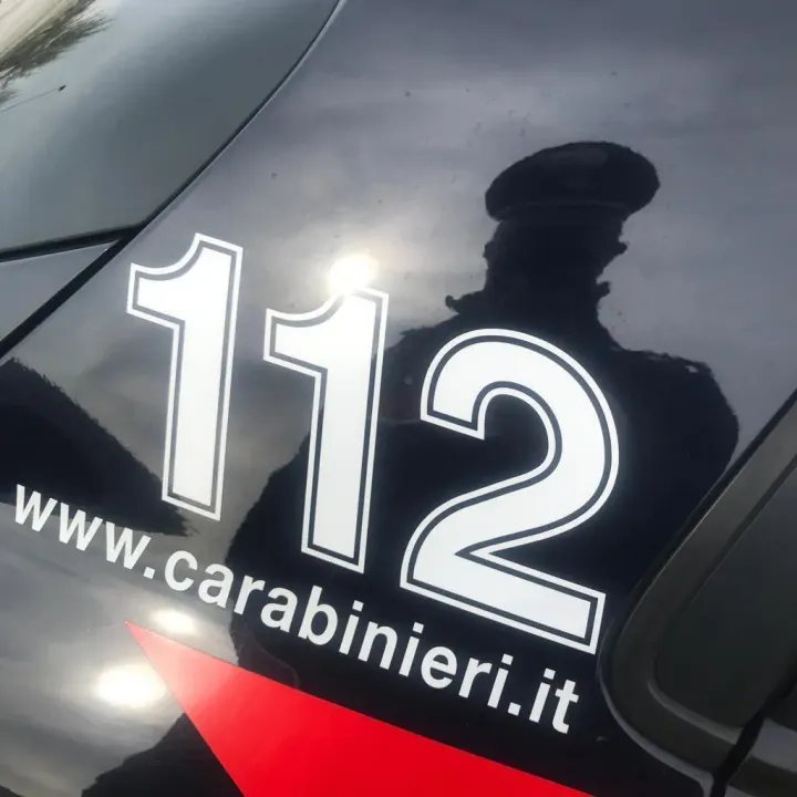 Napoli, lancia le pietre e i sassi alla Caserma dei Carabinieri: 33enne in manette