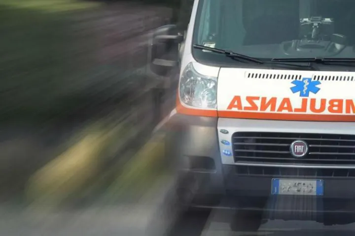 Reggio Emilia, investito da camion rifiuti mentre era in bici: morto 11enne