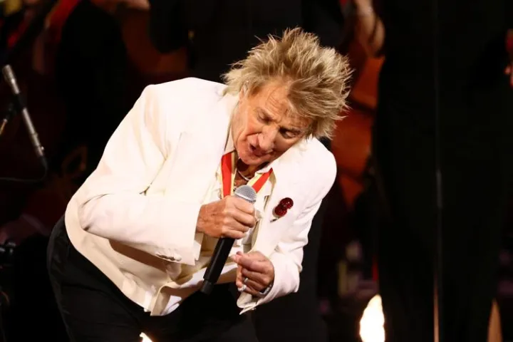Rod Stewart, malore nel concerto e maschera per l'ossigeno sul palco