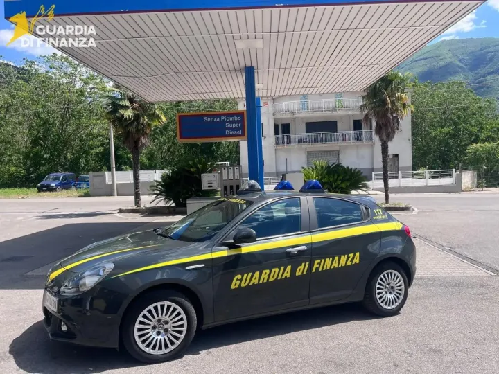 Sfruttamento del lavoro in un distributore di benzina nell’Avellinese, denunciato il titolare