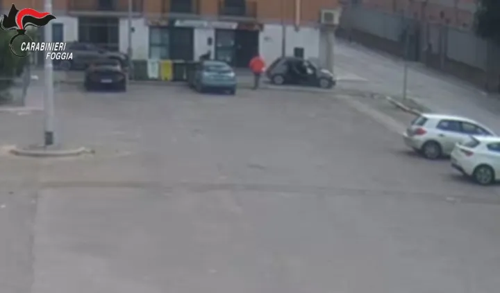 Aprono il fuoco dopo un tamponamento nel Foggiano, arrestato 22enne ritenuto complice / Video