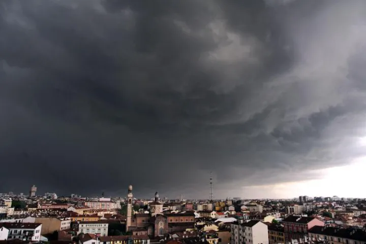 Caldo estremo sull'Italia, oggi 15 città da bollino rosso. Ma al Nord è allerta temporali