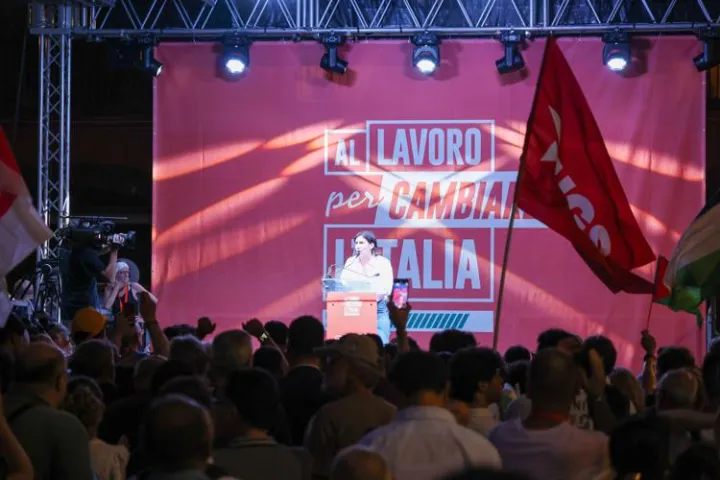 Centrosinistra, leader a Napoli lanciano volata 'anti Meloni'. Contestatori interrompono comizio