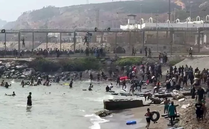 Emergenza migranti a Ceuta, almeno 18 morti mentre attraversano a nuoto il confine