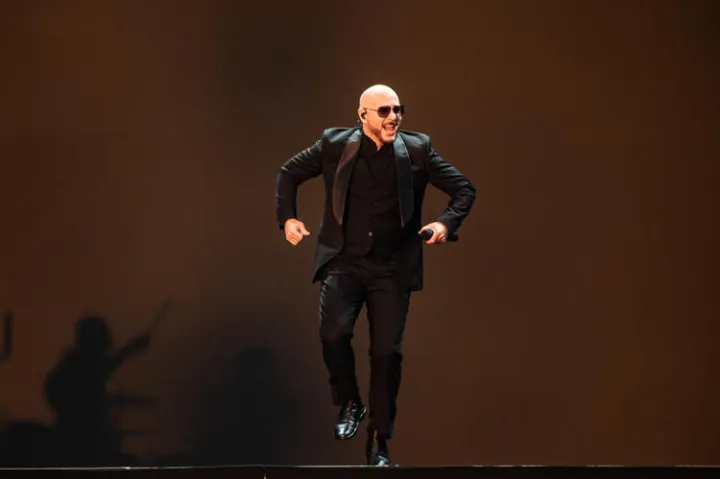 Pitbull canta davanti alla più grande folla di 'calvi' al mondo: il record