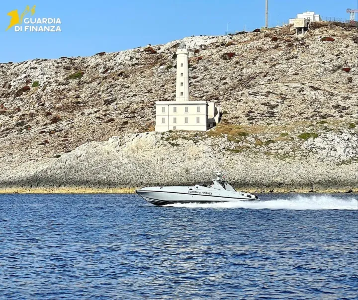 Puglia, sequestrato uno yacht di lusso: scoperti 3 lavoratori in nero