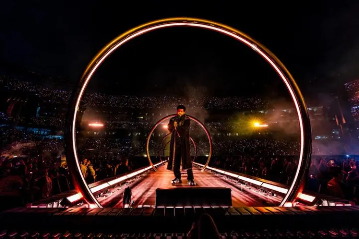 The Weeknd, la prima notte a San Siro è un’odissea nel pop futuristico