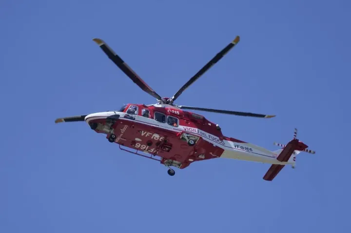 Vasto incendio sul Gargano, turisti evacuati via mare