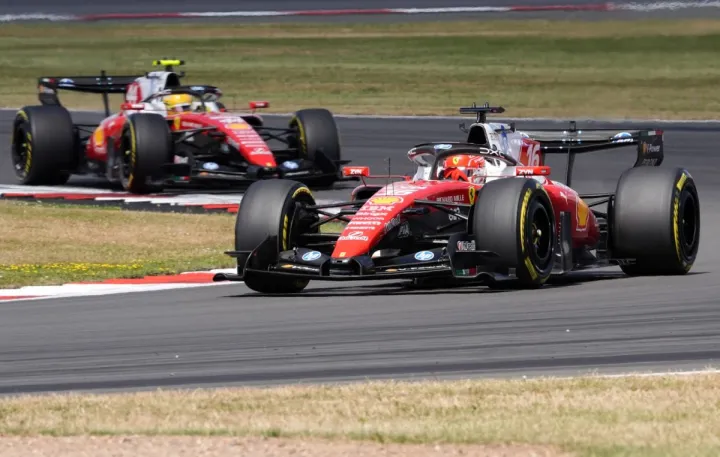 Vittoria Ferrari con Leclerc a Silverstone, Russell e Hamilton sul podio