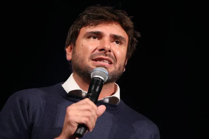 Alessandro Di Battista, l'aereo è pronto per l'ex deputato ma non è una procedura straordinaria: da Wuhan alla Thailandia tutti i precedenti