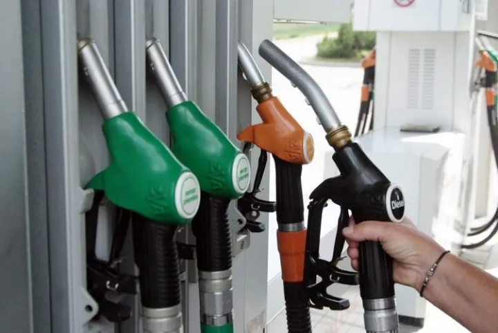 Caro carburanti, taglio delle accise sul gasolio prorogato al 25 agosto. Meloni: 