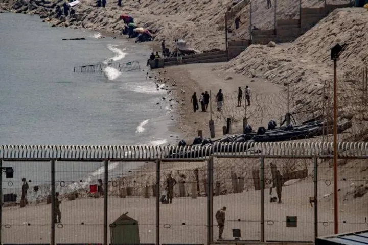 Ceuta, allerta per un nuovo assalto: il Marocco blocca centinaia di migranti