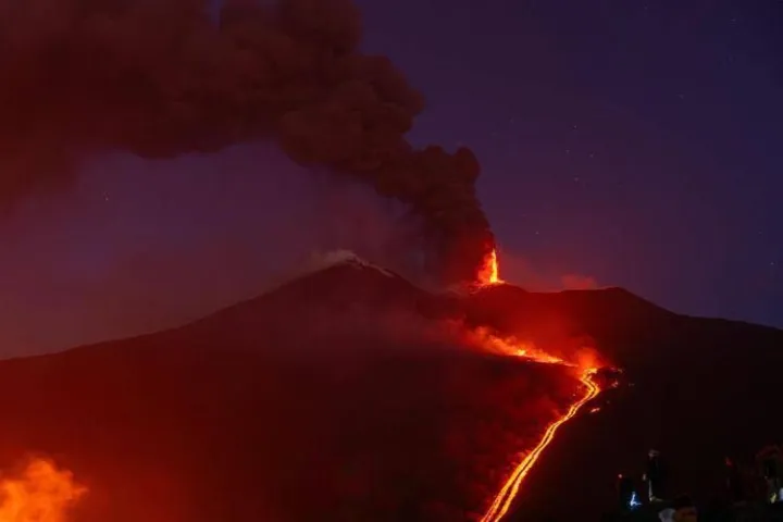 Eruzione Etna, non solo stop ai voli: arriva la stretta per salire sul vulcano