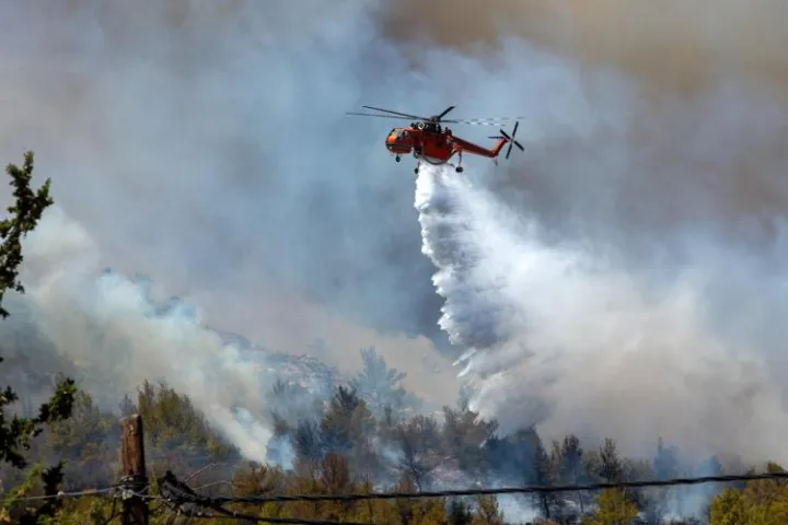 Grecia, due elicotteri antincendio si scontrano in volo: salvo un membro dell'equipaggio