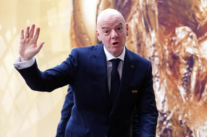 Infantino 'dribbla' le domande sul futuro con battuta al giornalista calvo: 