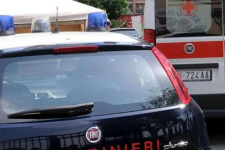 Insegue con un coltello conoscente che scappa e finisce contro un'auto, i due in lite da mesi per un monopattino