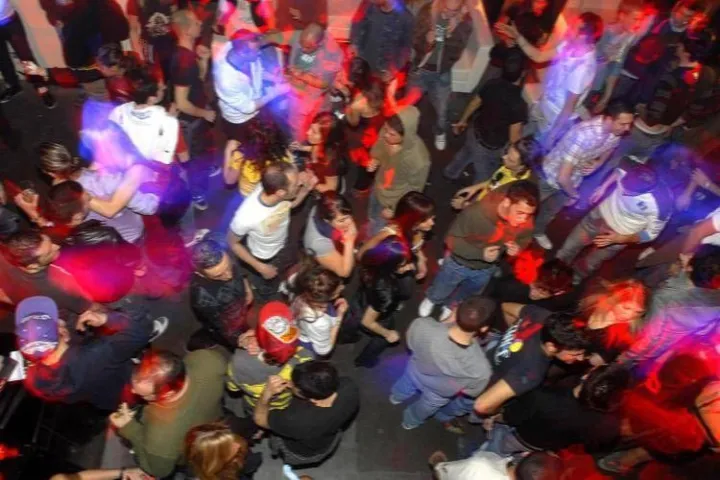 Milano, 19enne all'uscita discoteca denuncia: 