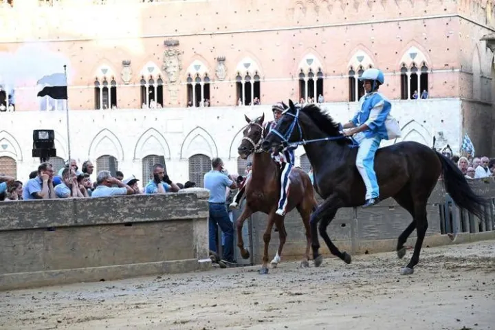 Palio di Siena, la Contrada dell'Onda vince la prima prova