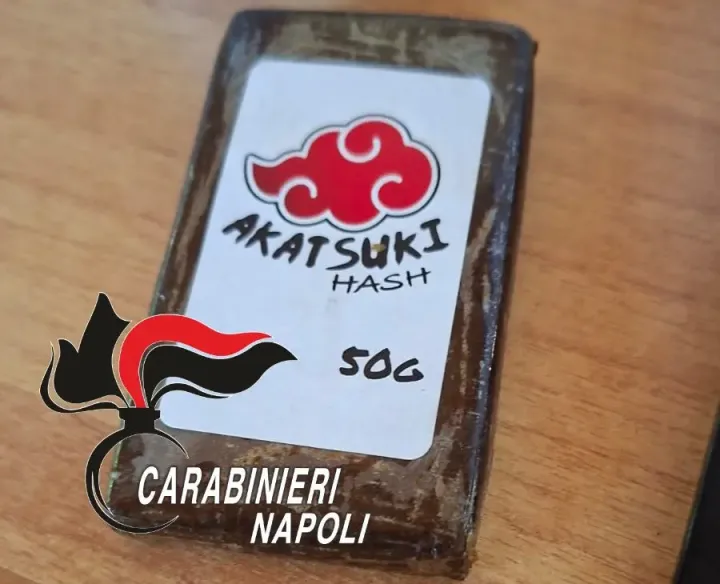 Panetto di hashish con marchio tratto dal manga di Naruto, coppia arrestata nel Napoletano