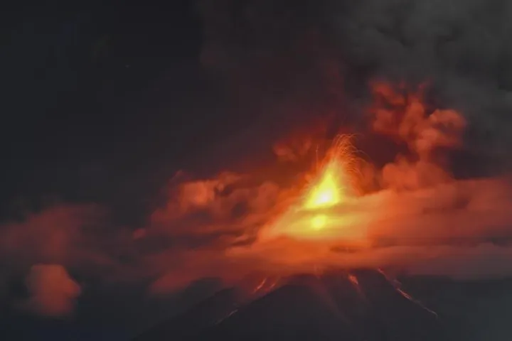 Paura in Guatemala, erutta il vulcano Fuego: allerta massima