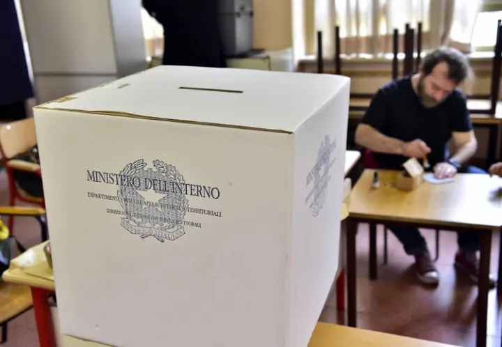 Sondaggio politico, Fratelli d’Italia stabile e Pd cala. Vannacci sale ancora