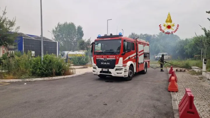 Triplo incendio a Roma: chiusa la Pontina, alla Magliana evacuata una palazzina