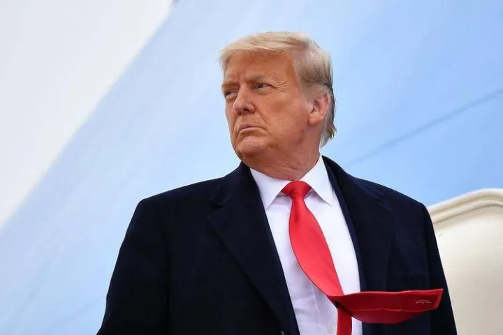 Usa, Trump cambia aereo in segreto ma giornalisti tenuti all'oscuro: è polemica