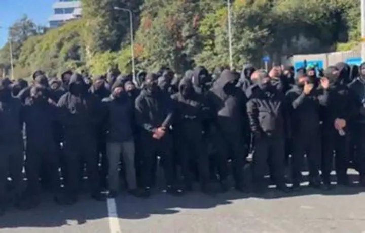 Gb, centinaia di manifestanti incappucciati bloccano Dover: 