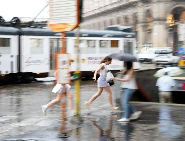 Meteo, cambia tutto: piogge e temporali al Nord, poi il maltempo arriva al Sud