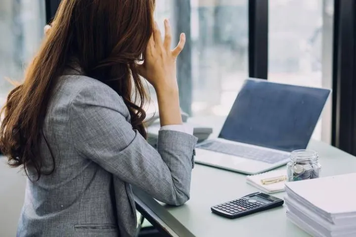 Molestie sul lavoro, anche carezze e confidenze non richieste possono essere risarcite