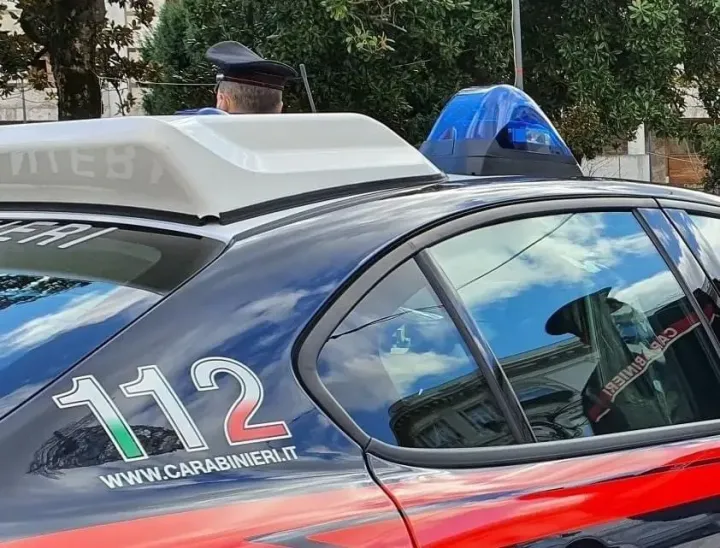 Napoli, rubano un camion e nella fuga si schiantano contro un muro: arrestato un 33enne