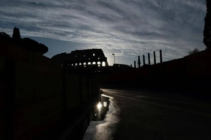 Roma, nella notte incidente sul lavoro al Colosseo: muore operaio di 22 anni