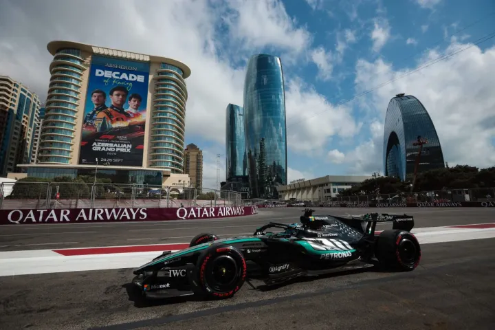 Russell vince a Baku davanti a Verstappen, 4° Leclerc e 5° Antonelli