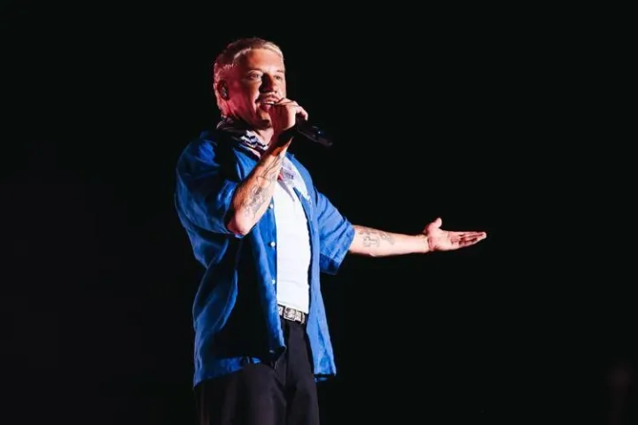 Il rapper Macklemore torna sul palco dopo l'addio al tour di Ed Sheeran: 
