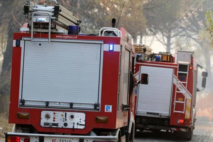 Nube tossica dopo incendio a Caivano, sospese attività nella zona Asi: 