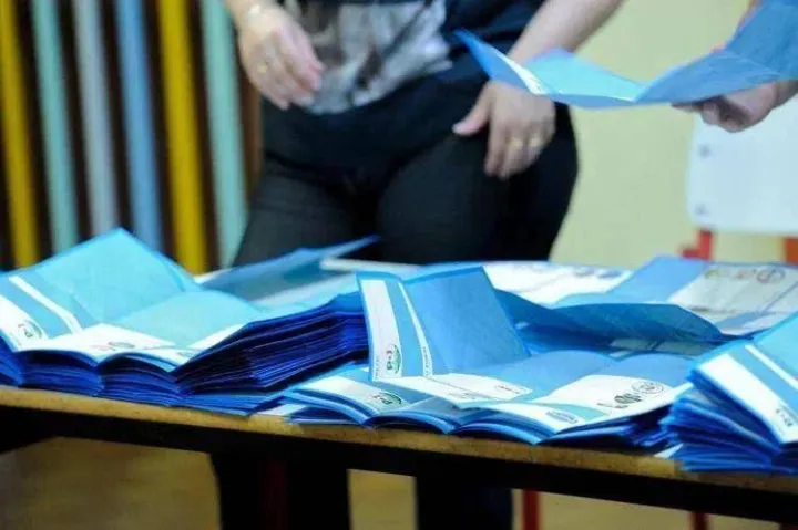 Sondaggio politico, Fratelli d'Italia primo partito e pareggio tra le coalizioni